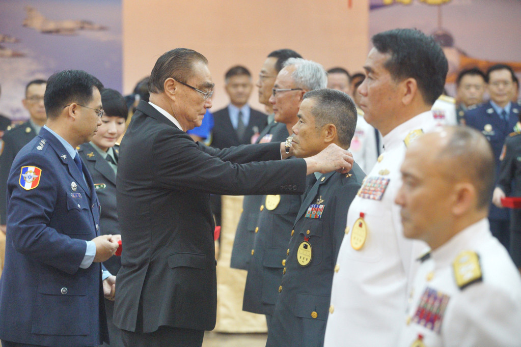 軍官的晉升，除了專業訓練外，不應僅考量「正期生」的轉任管道而忽略其他軍源也是具備領御技能。圖為國防部長馮世寬為國軍高階軍官舉行晉任布達暨授階典禮。圖／張良一攝