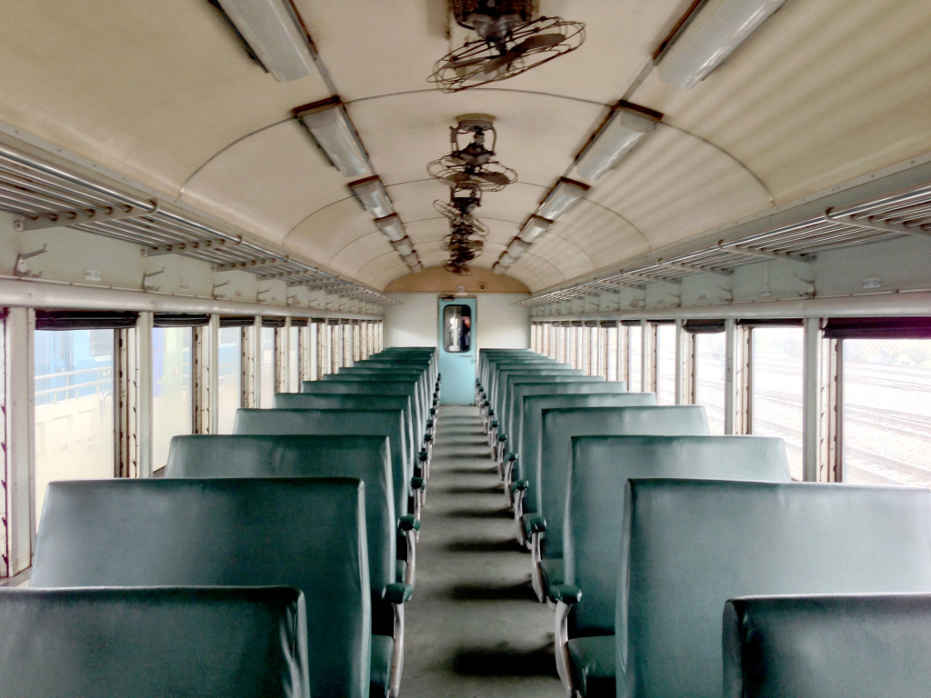 也許它是普快車吧，所以總是在「讓車」，很少會準點。不過，車裡的人一點也不在意，在意的，是感情、回憶，而不是準點啊。（蔡育豪／攝）