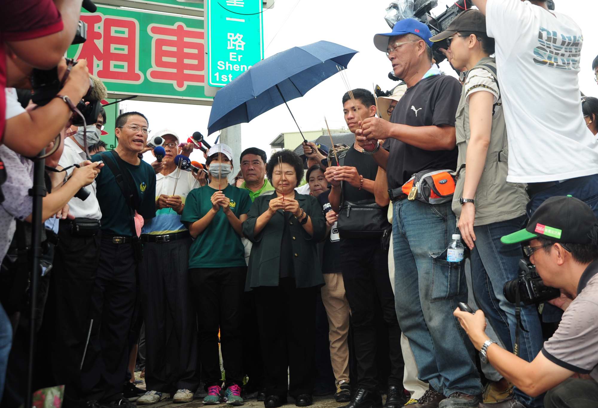 陳菊向消防局罹難同仁林基澤和劉耀文上香。(照片高雄市政府新聞局提供)