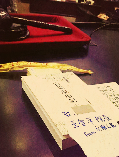 歸還議事槌這一場秀,象徵人民告訴立委:誰才真正的主人(攝影:記者何豪毅)