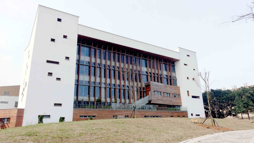 龍岡圖書館是擁有黃金級的綠建築。記者蔡育豪攝影