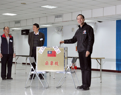 新北市長朱立倫（右）同額競選國民黨主席補選，今早到新北市三重區投票。（中央社）20150117