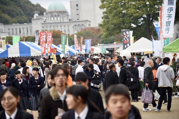 日本愛媛縣內最大的「松山產業祭」今（18）明兩天熱鬧展開，台北商圈也首度組團參展。圖／北市商業處