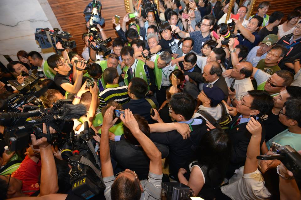 民進黨大咖縣市長都到場向扁致意，連小英都派李俊毅到場，陳水扁在支持者簇擁下離去，臨別向民進黨立院黨團總召柯建銘說：「我遵守約定未進會場。」（郭文宏 攝）