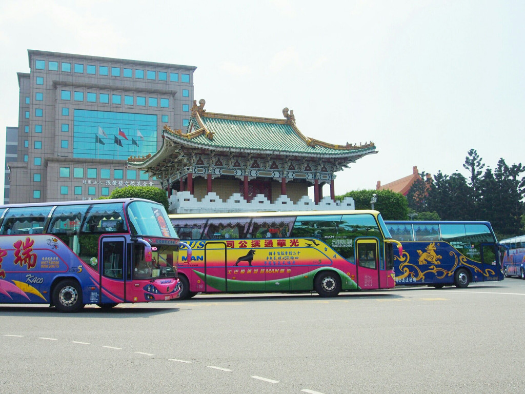 蝶戀花遊覽車翻車事故引發外界關注國內一日遊行程司機過勞問題，交通部宣布，在228連假前便會公布哪些行程必須換駕駛，並隨即實施。（圖／張家銘，民報資料照）