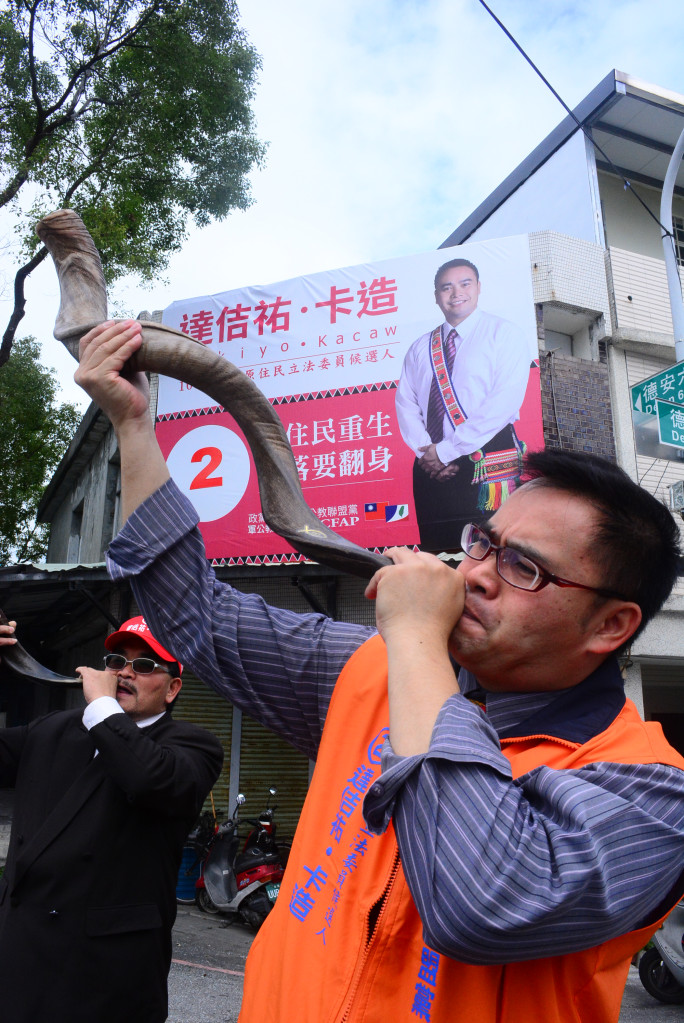 軍公教聯盟黨平地原住民立委參選人達佶祐‧卡造，吹響羚羊號角，代表著選戰開打即刻「出征」。（王志偉攝）