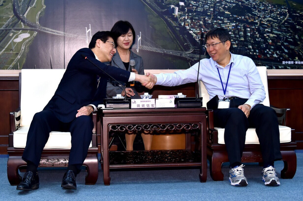 台北市長柯文哲接見外賓不穿西裝，他21日受訪時表示，西裝領帶是西方文明優越性代表，應勇敢向西方標準說NO。(圖北市府提供)