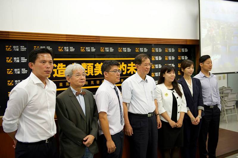 時代力量28日辦首場政見發表會，李遠哲不僅除發表演講，也幫參選人拍照助陣。（黃謙賢攝）