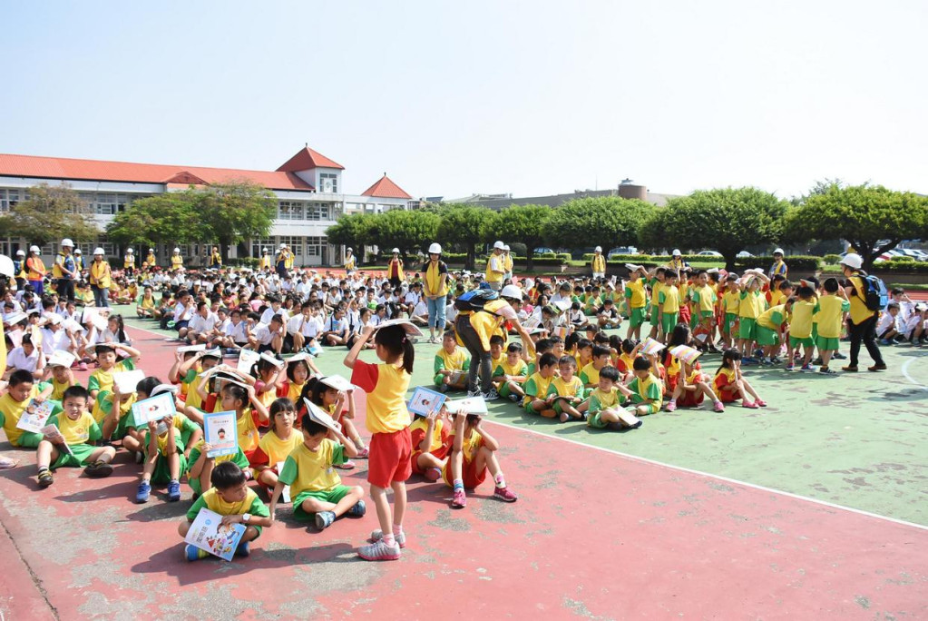 今天是921大地震17週年，也是國家防災日，彰化縣政府結合氣象局強震即時警報系統，由全縣各級學校同步實施地震避難掩護演練。圖／彰化縣政府