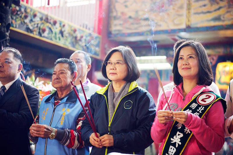 蔡英文今早陪同立委候選人吳思瑤到北投慈后宮參香，受到民眾熱烈歡迎。（黃謙賢攝）