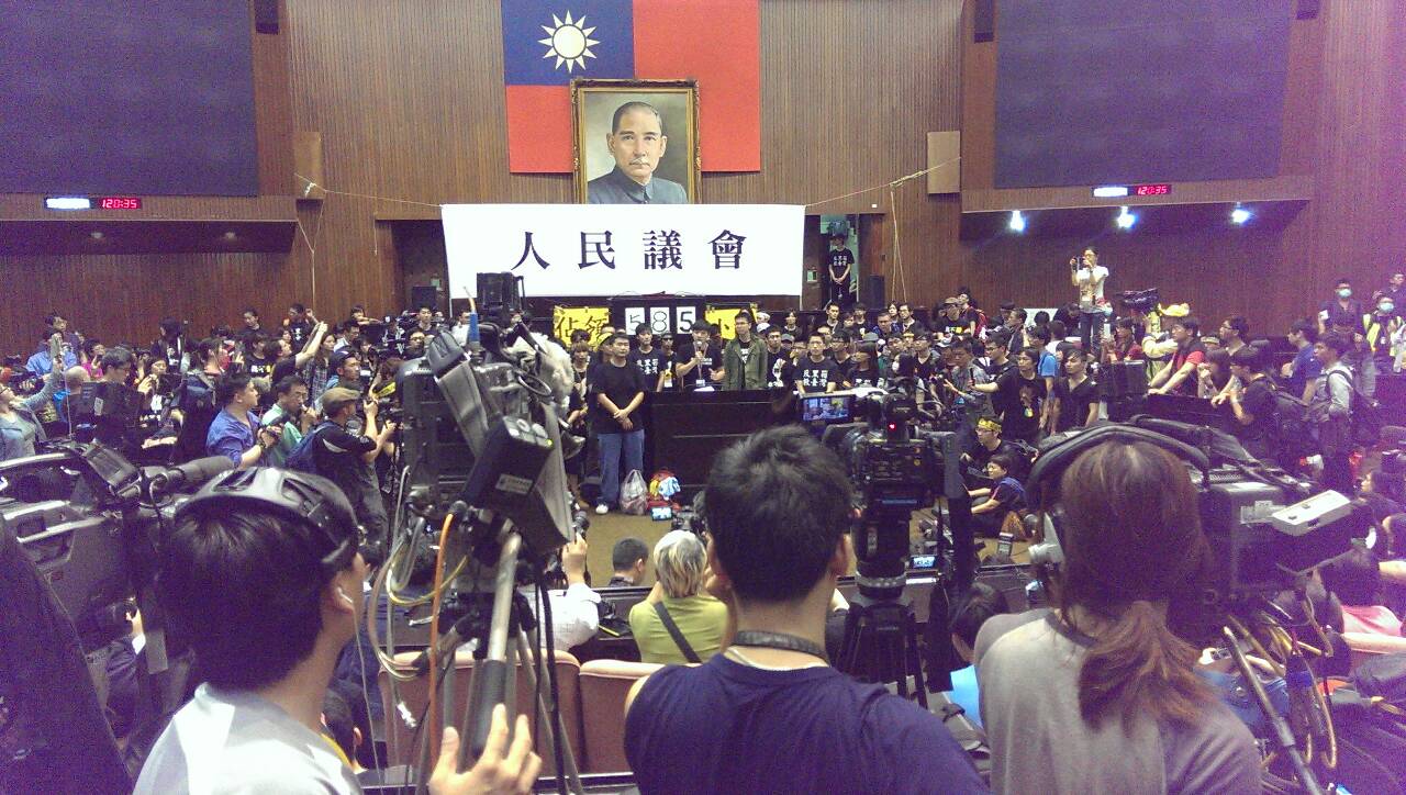 17:35，學生退場前半小時宣讀《人民議會意見書》並在議場掛上《人民議會》布條（記者何豪毅攝）