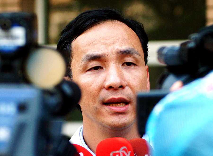 朱立倫一方面旦夕之間成為國民黨中興少主，暫時穩住了「奔逃亦可憐」的落敗情緒，但正如禪宗所云「逐二兔之愚」，要同時做好新北市長與黨主席，仍是棘手、耐煩之事。（中央社資料照）