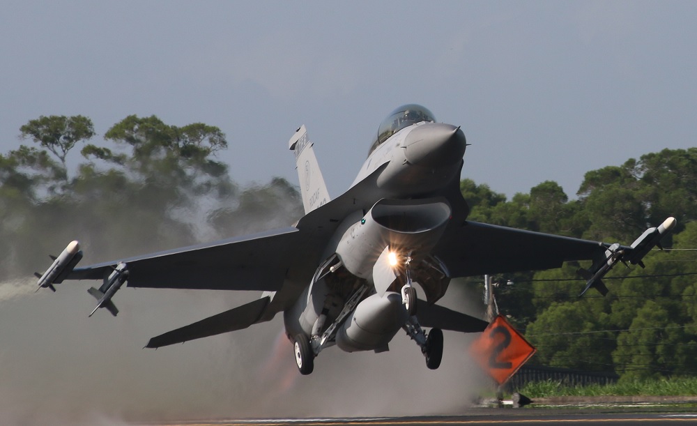 空軍乙架F-16戰機今天下午在基隆附近空域失聯，圖為同型戰機。圖／民報資料照片