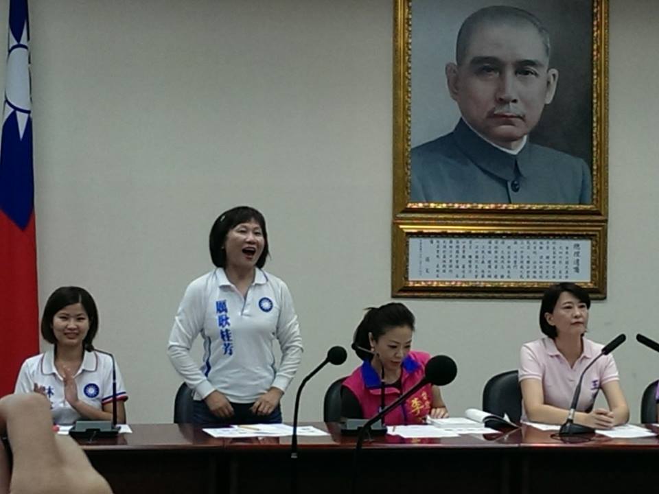 國民黨中常委厲耿桂芳提三建議給馬英九，認馬仍可為國家做事，圖為厲耿選前與市議員候選人召開記者會，批評柯文哲不尊重從政女性。（本報資料照片，記者唐詩攝影）