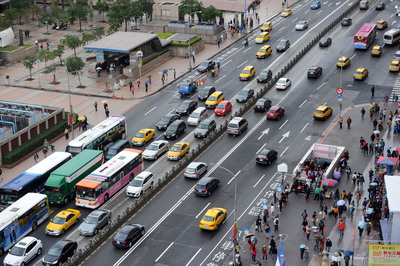 台北市政府28日上午完成忠孝西路公車專用道拆除工程,火車站前忠孝西路雙向恢復通車。(中央社)