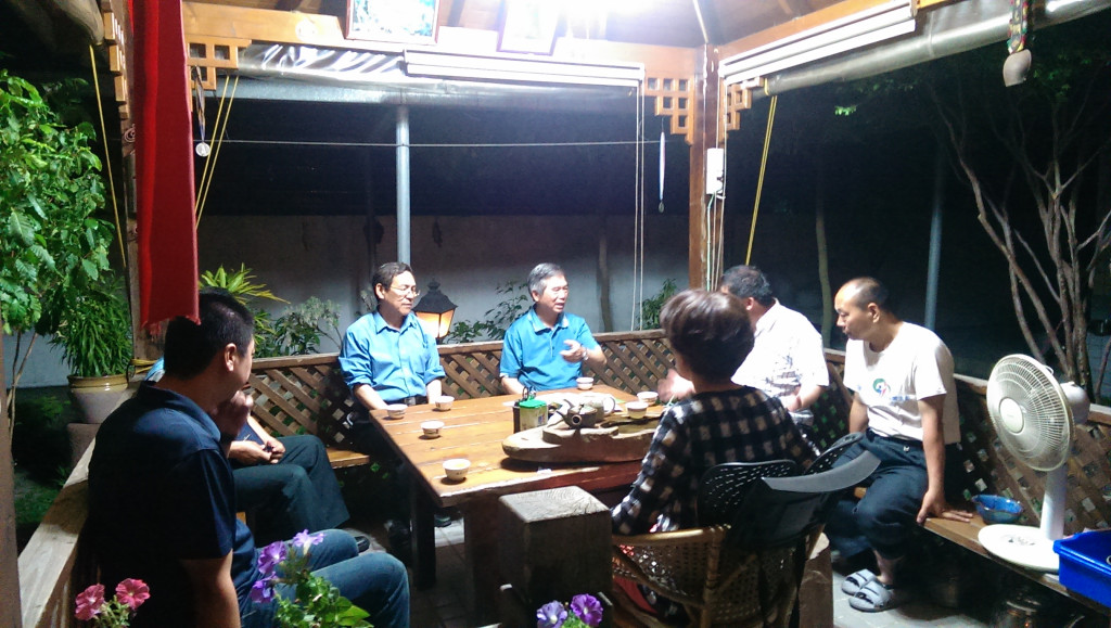 台灣和平中立大同盟5月2日將於南投縣集集鎮舉辦「和平‧中立‧新台灣」巡迴講堂，前南投縣長彭百顯與地方基層響應支持推動公投連署。圖為彭百顯向地方支持者說明及推動台灣和平中立。（張烱源攝）