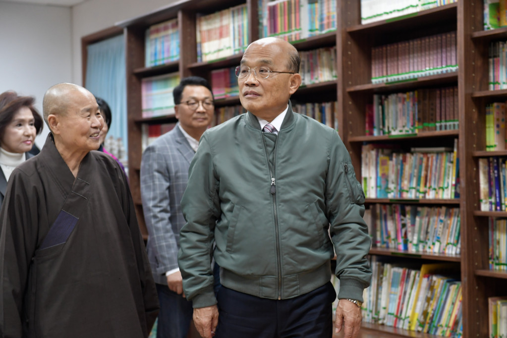 行政院長蘇貞昌下午前往宜蘭，參訪幸夫愛兒園，針對文化部長鄭麗君遭打巴掌，蘇貞昌表示，「任何的暴力都沒有理由，我們嚴厲譴責」。圖／行政院