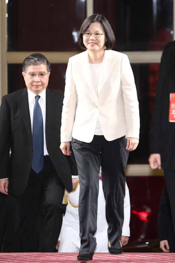 蔡英文總統今日穿著米白色西裝，搭配黑色長褲，打扮相當樸素，而且還是選舉時就穿過的舊服裝，唯一的亮點是腳上那雙一點點粗跟的高跟鞋。（圖片提供：台北市攝影記者聯誼會）