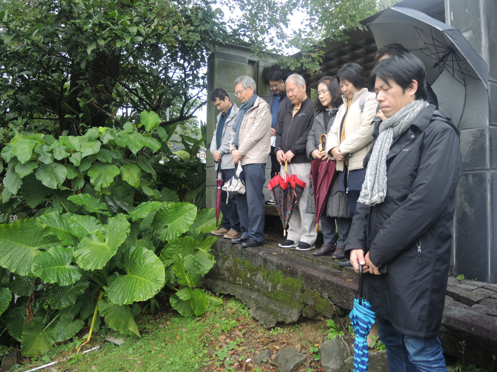 韓國轉型正義民間代表今（7）日前往六張犁的戒嚴時期政治受難者墓區參觀致哀。圖／促轉會提供