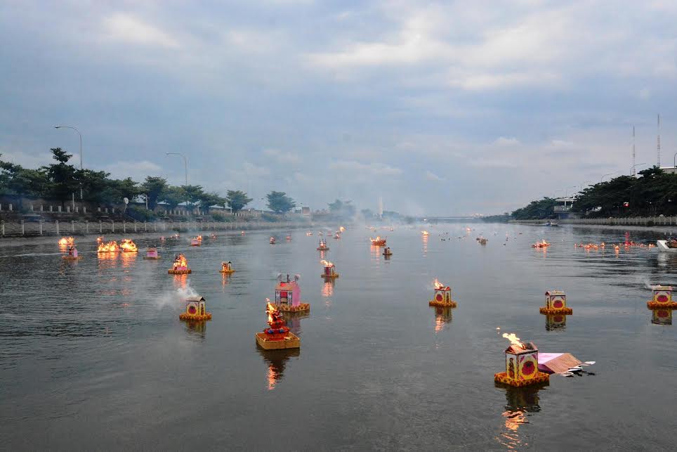 鹿港地藏王廟配合中元普渡，舉辦「放水燈－重現鹿港風華」活動，15號傍晚在福鹿河濱公園舉行祭水靈儀式。圖／彰化縣政府