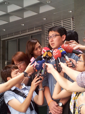 針對連勝文總部捐款10萬院惹議，連陣營發言人錢震宇（如圖，中央社資料照片）1日晚間表示，部分媒體刻意扭曲是連勝文捐十萬，完全不是事實。