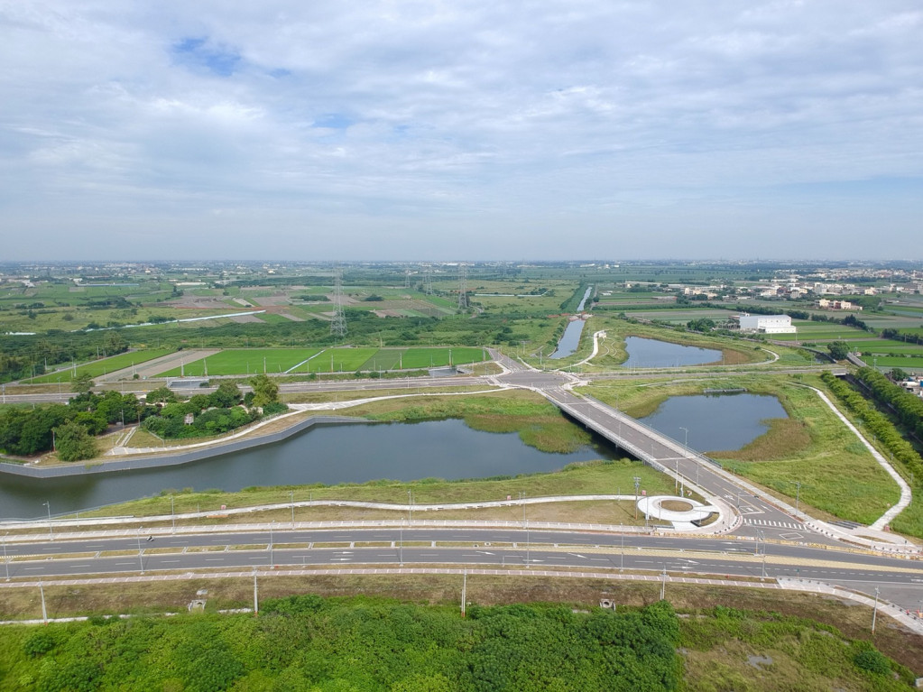 規劃籌備十多年631公頃的中科四期二林園區今天終於動土，17家科技廠商聯合進駐，另有160家登記申請要進駐，隔鄰300多公頃二林精密機械園區亦展開環評中，彰化將成為精密工業科技大縣，北接中科竹科、南接南科，由一高串成精密工業鏈，發展潛力可期。（彰化縣政府）