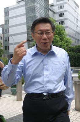 台大醫師柯文哲出席政見會前,向媒體展示整理好的髮型。(中央社)