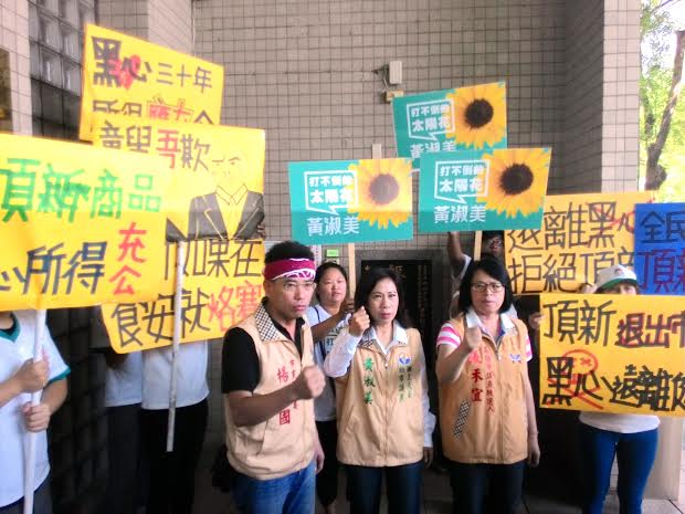 台聯高市黨部楊定國、張禾宜及黃淑美今（11日）上午10時至高雄地檢署按鈴控告魏應充預謀殺人，並呼籲民眾用行動力，全面抵制頂新產品。（陳俊廷／攝影）