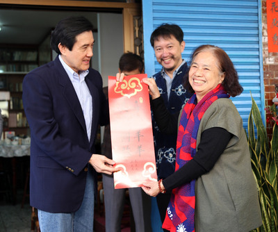 總統馬英九（左）14日到花蓮，拜訪民間友人王尚智（右2）及其母江美華（右），並贈送國旗圍巾。（中央社）20150214