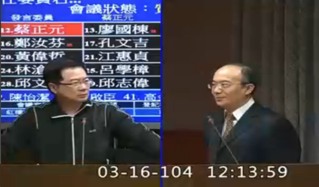 針對政論節目攻擊,國民黨立委蔡正元(左)今天在質詢時要求NCC「整頓媒體」,並向NCC主委石世豪(右)嗆聲,「不管就砍你們預算」。(翻攝網路)20150316