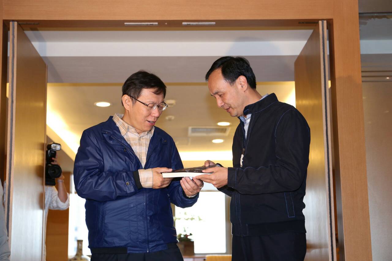 柯文哲拜會朱立倫，兩人互贈自己的書。（照片由柯文哲辦公室提供）