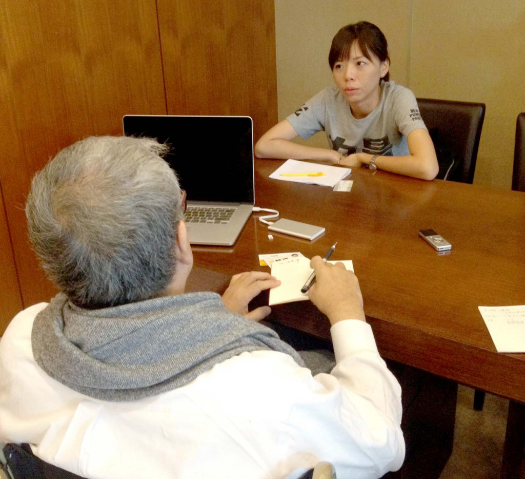 郝明義訪談洪慈庸。(取自年輕的力量進國會官網)