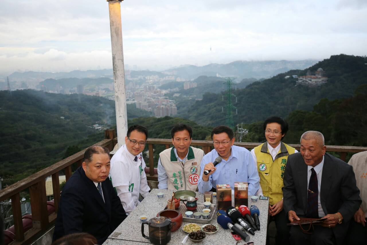 無黨籍台北市長候選人柯文哲今天台北7步走活動，倒數第二站到最南點的文山區指南里景觀茶坊打卡，與隨行的民進黨市議員候選人阮昭雄、周柏雅等人也一起體驗泡茶、聊天的愜意氛圍。﹝柯文哲競選辦公室相片提供﹞