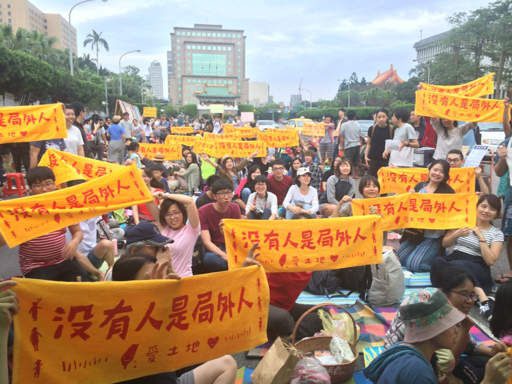 上百民眾在凱道進行爆米香野餐，表達對原住民傳統領域劃設辦法的關注。圖／李秉芳