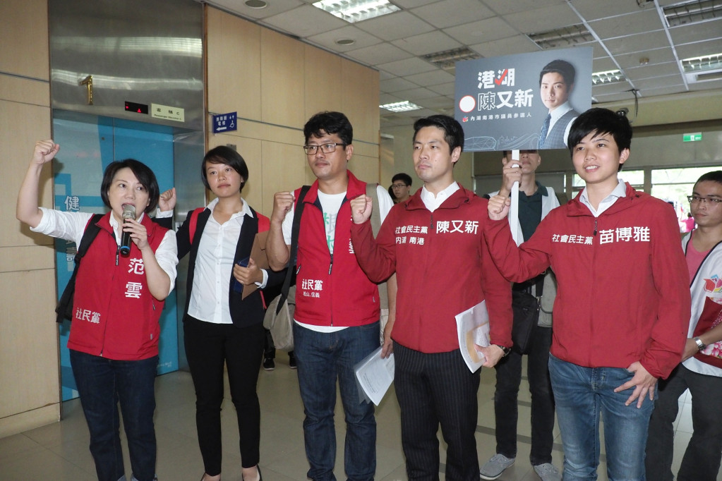 社民黨召集人范雲（左一）與黨籍市議員候選人許菡芸、游藝、陳又新、苗博雅等。圖／張家銘（資料照）