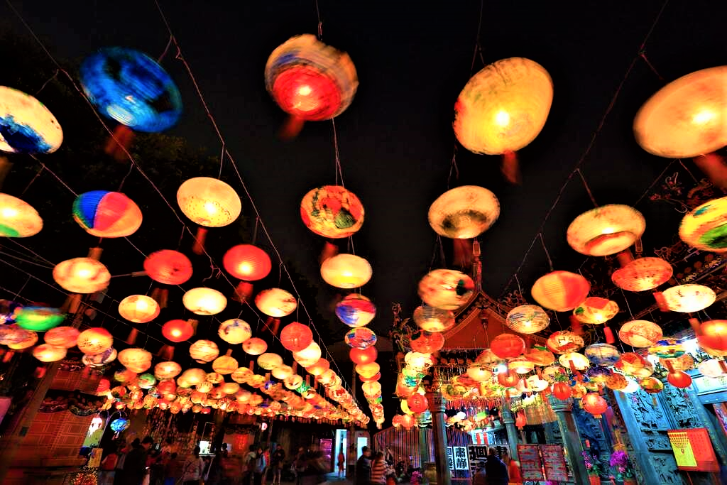 近年由廟宇結合在地街區共同展現台南傳統年味的燈會近年已成為過年來台南必逛景點，每到燈節期間總是熱鬧喧騰。圖為一年一度的「府城普濟燈會」(1/19-2/15)(圖/南市觀旅局)
