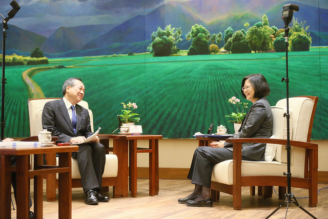 總統昨天接受日本讀賣新聞專訪，她透露不排一個月內，重啟「臺日海洋事務合作對話」。圖／總統府提供