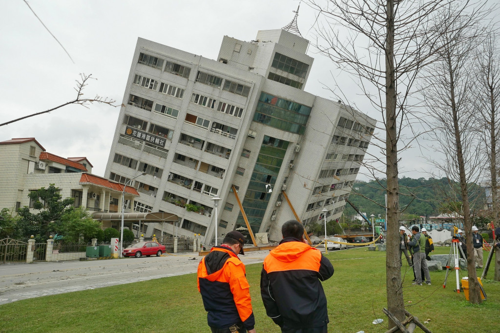 雲門翠堤大樓傾斜倒塌，救援單位調派機具與20支鋼樑支撐，並搶救受困民眾。圖／張家銘