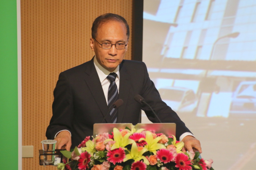 行政院長林全今天出席「支持綠能產業・發展綠色金融」研討會，對保險業有大量資金可投入綠能產業，他抱持樂觀態度。圖／何豪毅攝