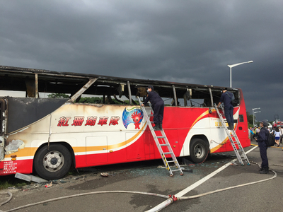 國道2號往西3公里處發生重大事故，一輛行駛中遊覽車撞護欄起火，車上24名陸客團及台籍司機、導遊共26人全部罹難。（中央社）20160719