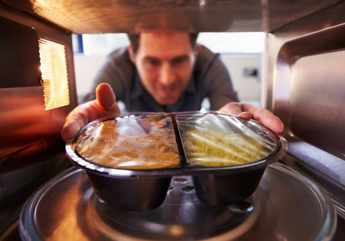 如何在多數中央主管機關之間形成具有緊密整合的食品安全管理制度，避免形成政策相互抵觸或是行政管理的斷層，是一件刻不容緩卻又千頭萬緒的改革難題。(Monkey Business/shutterstock)