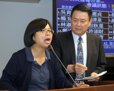 民進黨立委林淑芬質疑2批進口非食用油恐流入食品油市場。﹝圖:中央社﹞