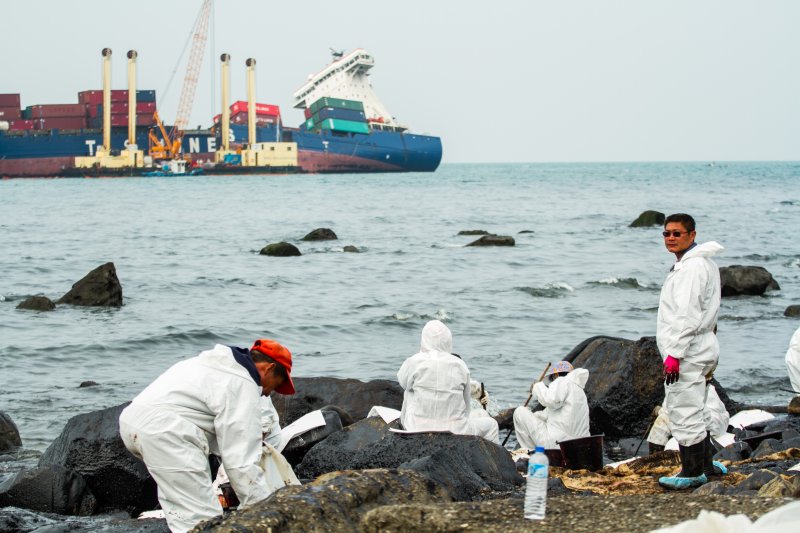 德翔台北郵輪擱淺於石門海岸五個月今終於拖到基隆港完成「浮揚拖離」。圖／中央社資料照