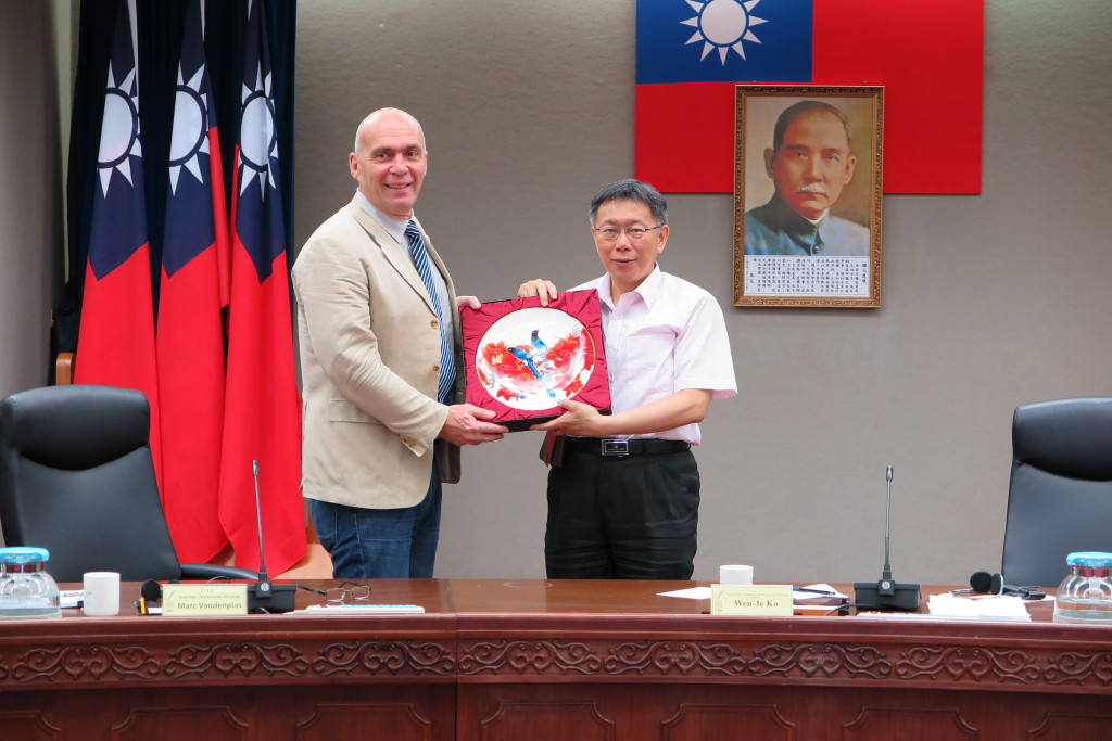 夏季世大運主任Marc Vandenplas今天和台北市長柯文哲會面，互贈禮品合影留念。（圖北市府提供20150512）