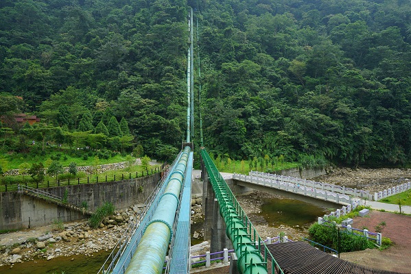 白冷圳建於83年前，由大甲溪白冷高地引大甲溪水翻山越嶺和峽谷，至新社台地灌溉田園，其經過峽谷時，即以U字型倒虹吸管之天然水力輸送，為水利工程界罕見及遠東規模最大者。（摘自網路）