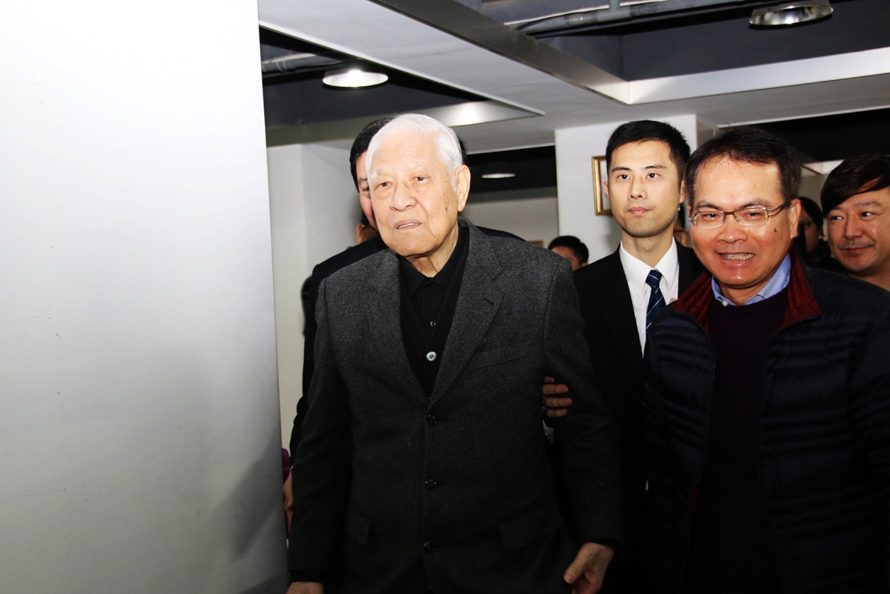 李登輝今接受訪問，自爆父親墓曾遭惡意挖掘，只下面有財寶。（李辦提供）