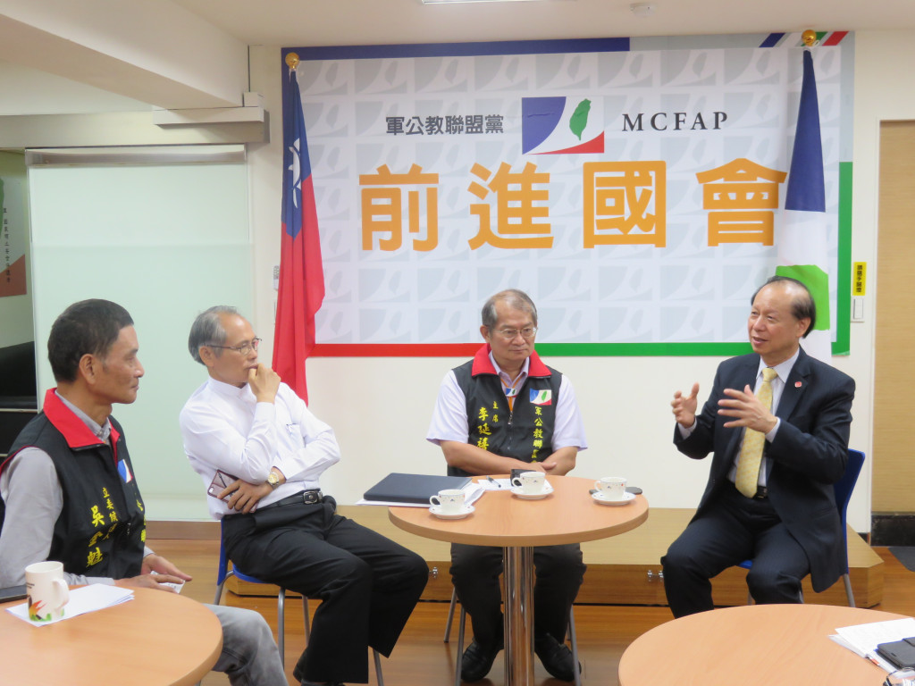 親民黨秘書長秦金生(右一)27日拜會軍公教聯盟黨強調，宋楚瑜「自己也是軍人子弟」，拜託該黨支持宋楚瑜，大家一起共同改善民生經濟。雙方並強調，國會一定要有軍公教代言人，未來將共商年金改革。（記者唐詩攝影）