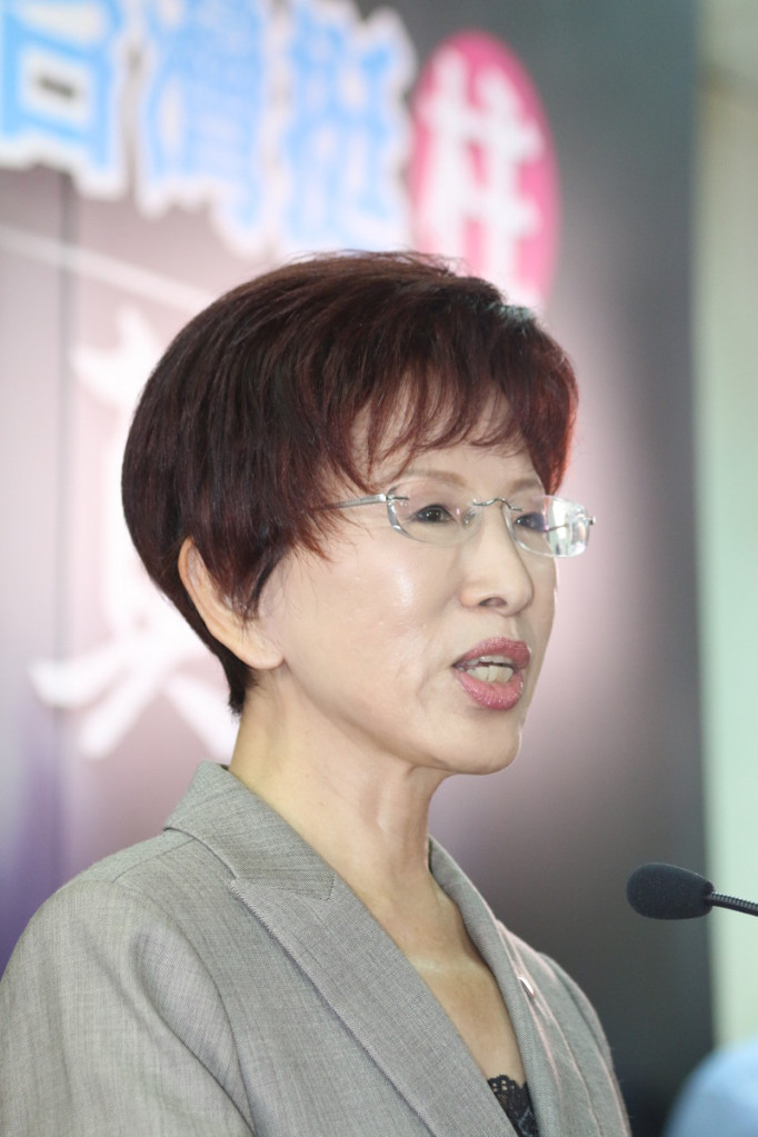 眼看勝負已定，總教練想喊暫停準備換人，場上隊長洪秀柱卻打死不退。（記者何豪毅攝）20151006