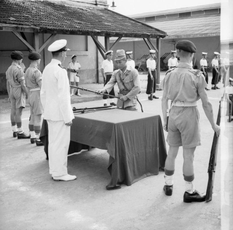 日本軍官在西貢向盟軍軍官投降（維基公有領域）