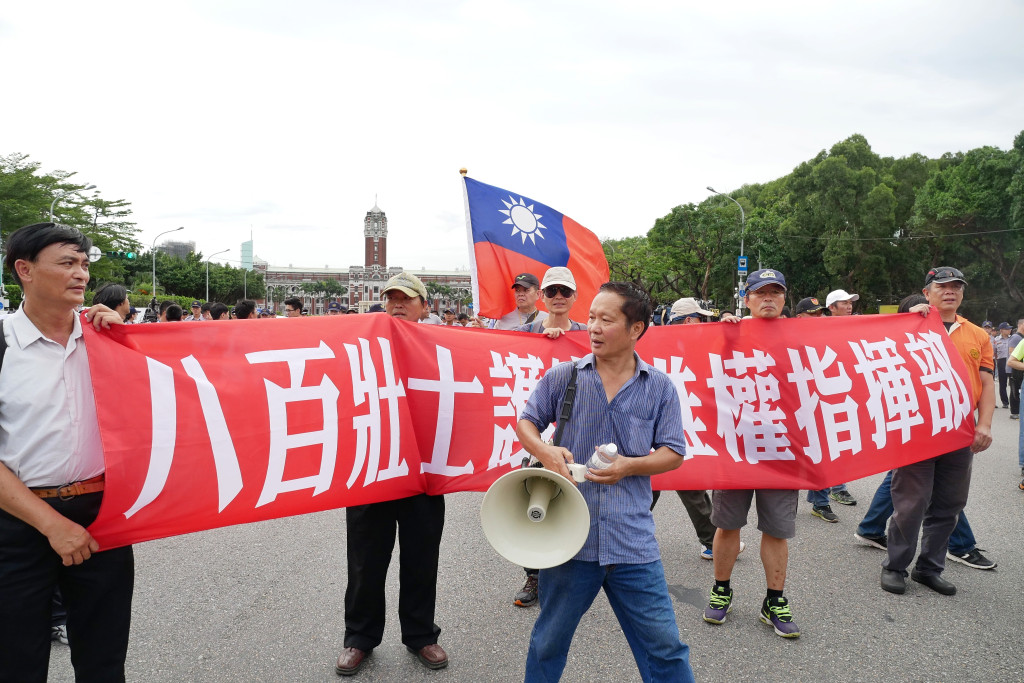 五星紅旗飄於總統府前，拔菜部隊、八百壯士謾罵隨行一年有餘，中字輩統媒如中天、中時乖張謬論辱批蔡總統如奉三餐，蔡總統不為所動，忍功之大國人訝異。圖／民報資料照